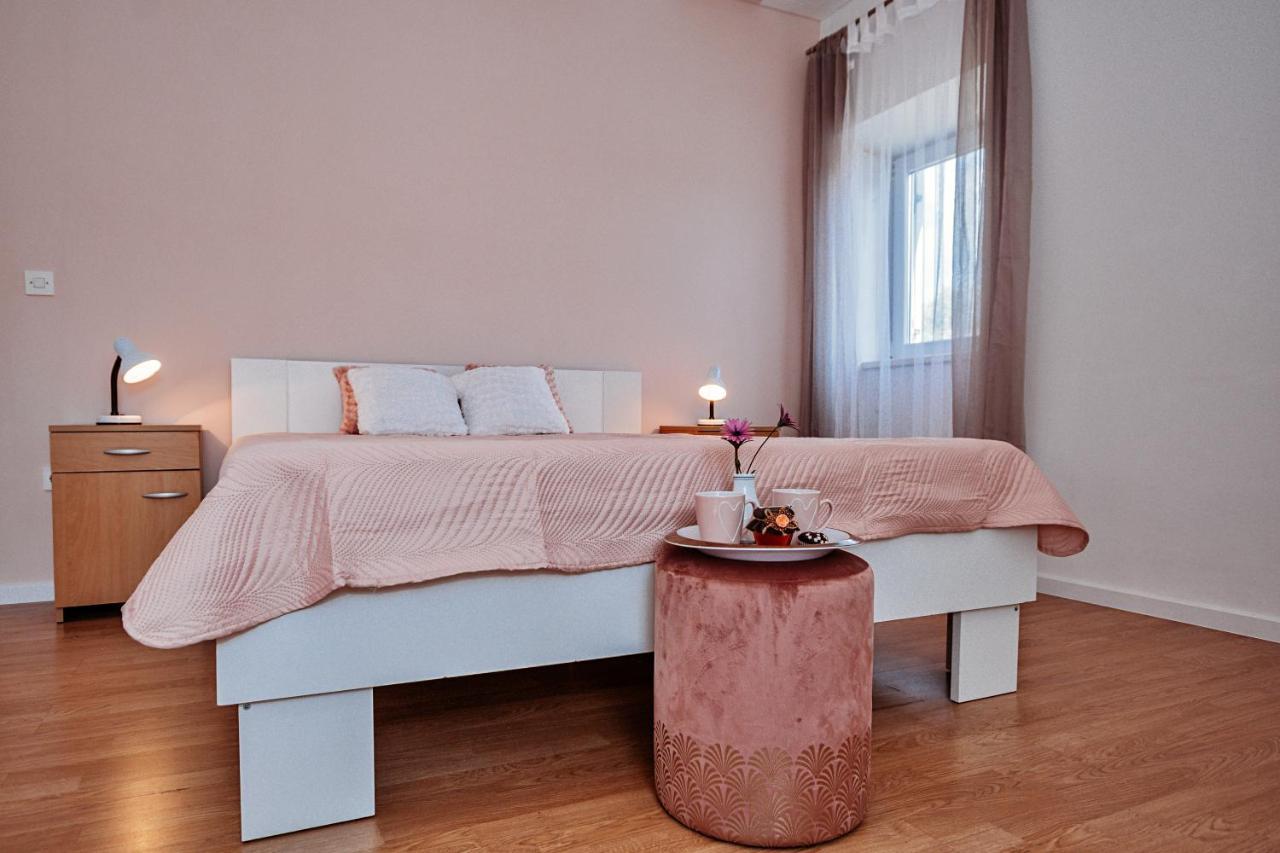 Rooms Emilija Bozava Luaran gambar