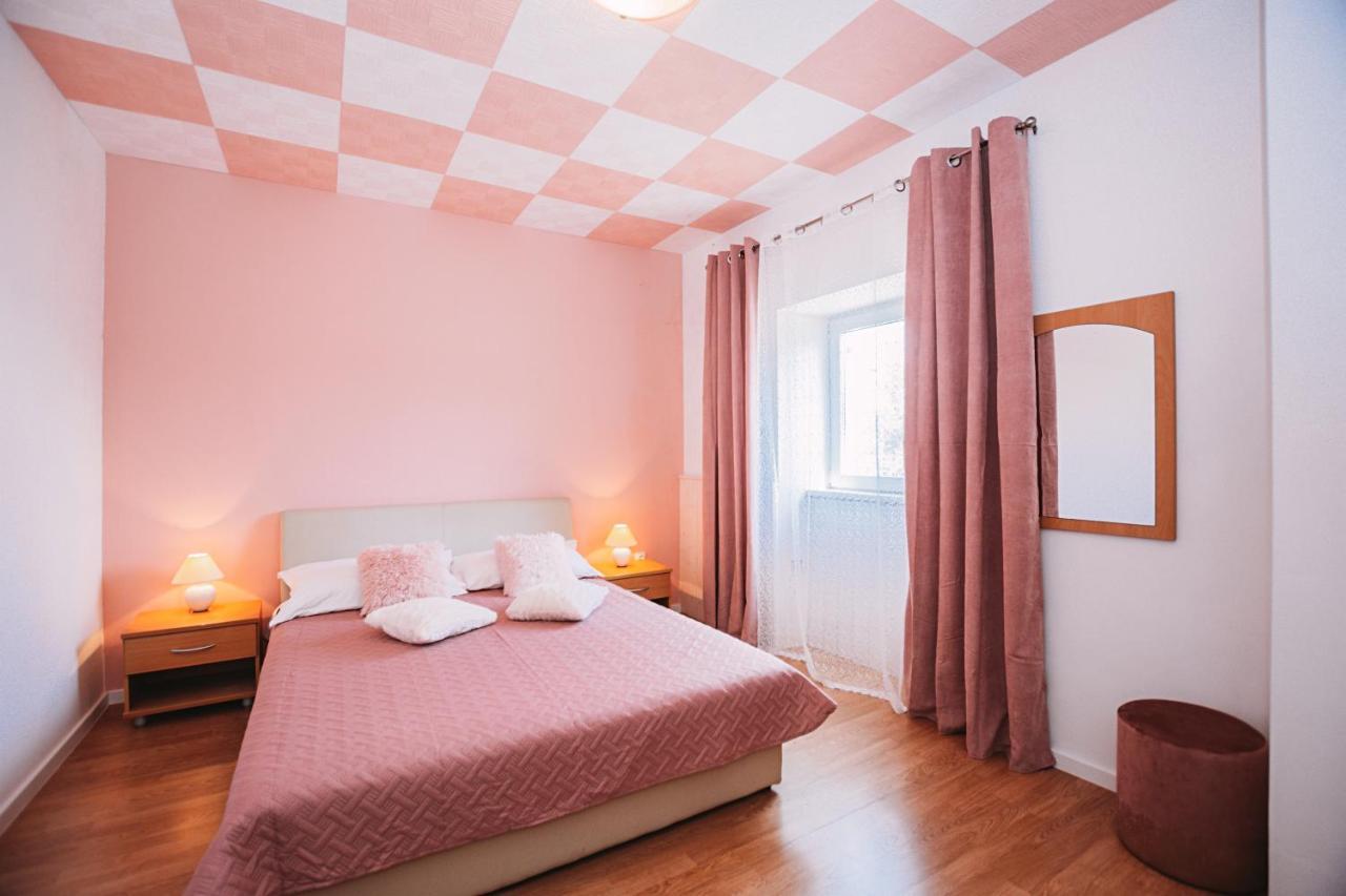 Rooms Emilija Bozava Luaran gambar