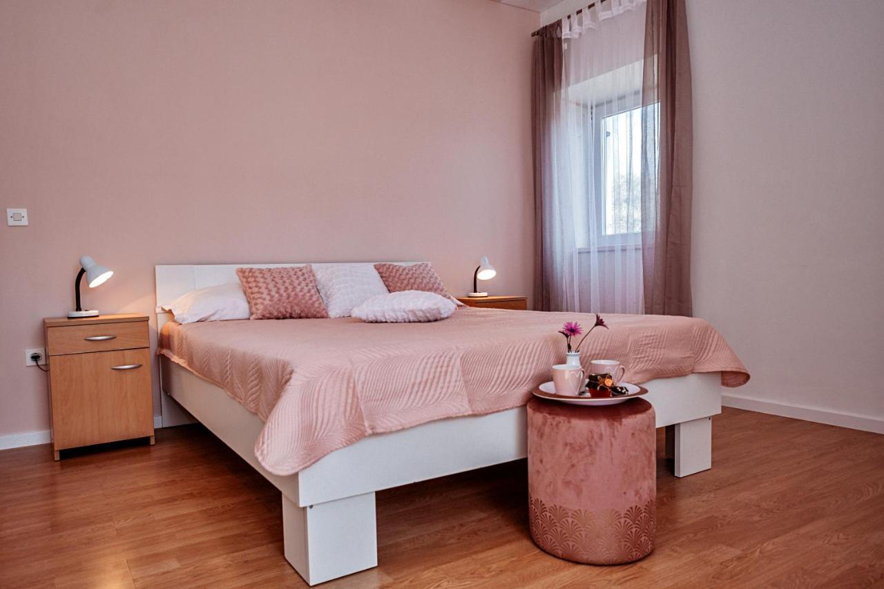 Rooms Emilija Bozava Luaran gambar