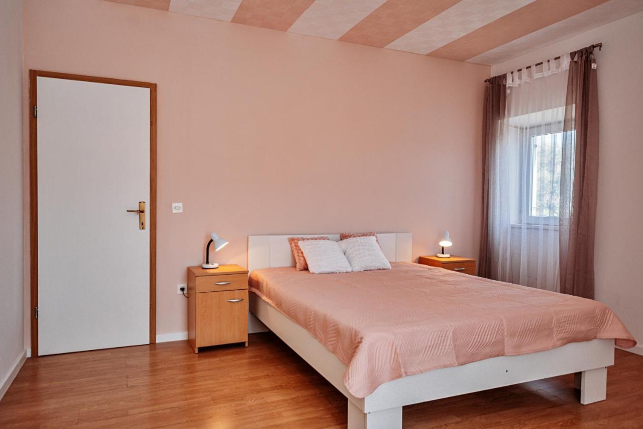 Rooms Emilija Bozava Luaran gambar